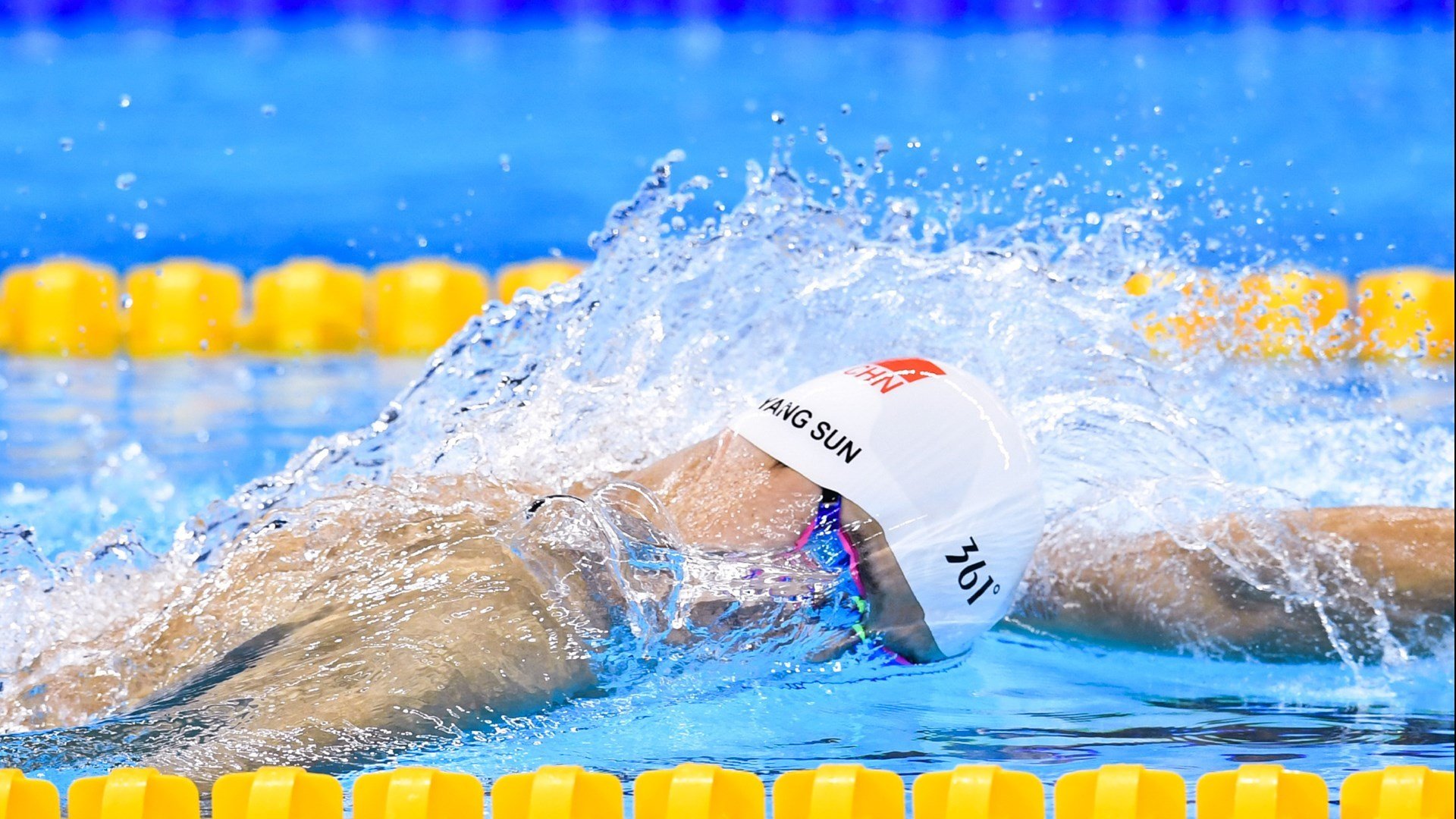 极限悬崖飞跃挑战赛，勇敢者的极地极限盛宴，极限运动跳崖